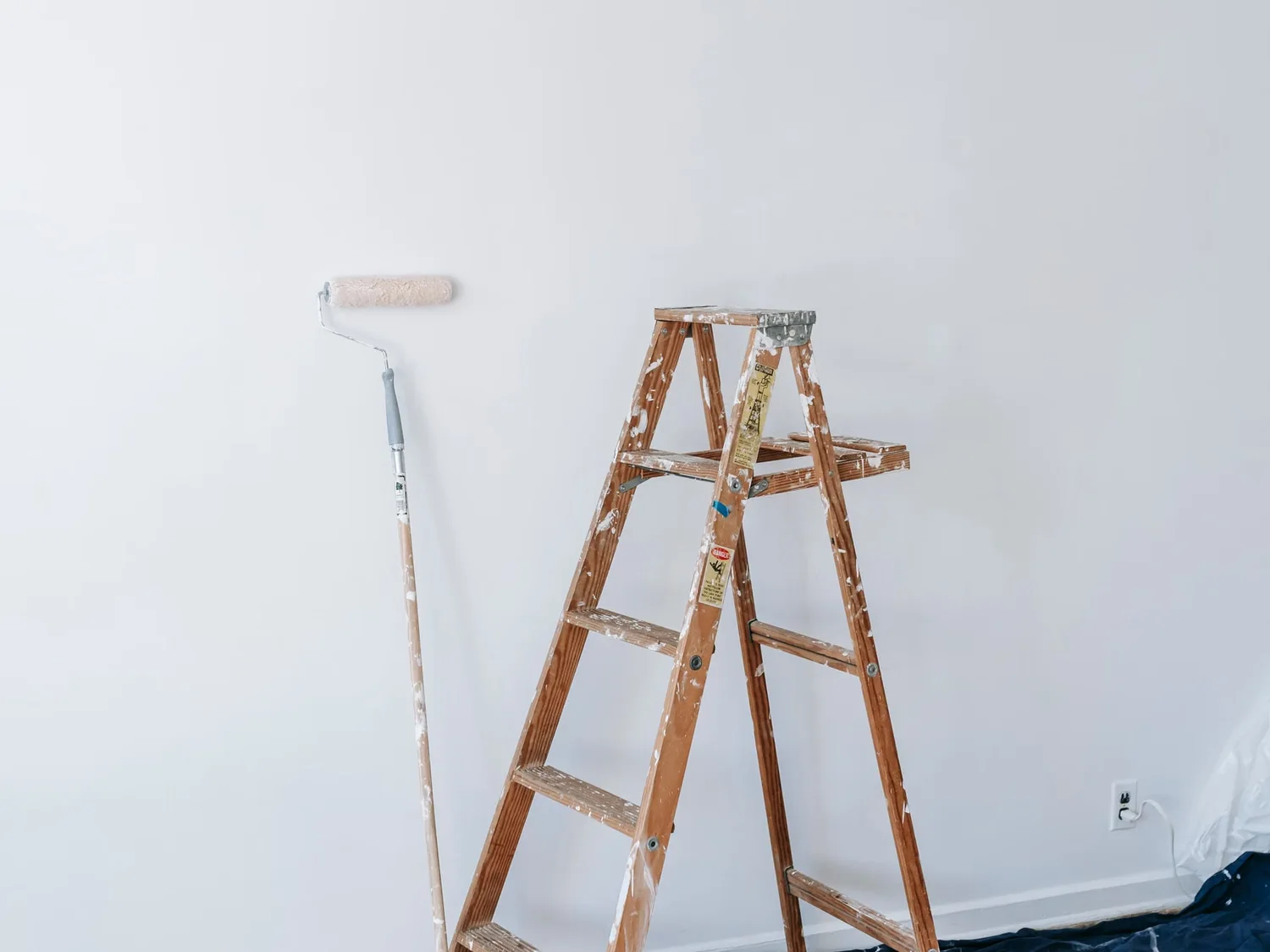 Chambre d'enfant calme, lumière tamisée.